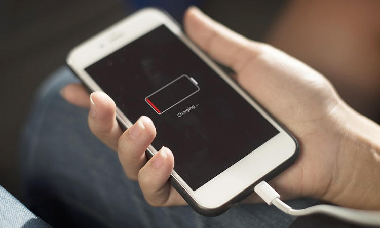 10 Things to Avoid Doing While Charging Your Smartphone